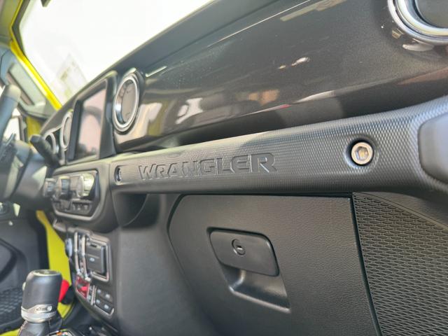 ジープ・ラングラーアンリミテッド ルビコン392 新車並行 ワンオーナー スカイワンタッチパワートップ 電動サイドステップ FOXサスペンション サブウーファ付きアルパインオーディオ(58枚目)