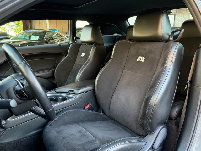 ダッジ・チャレンジャー 　Ｔ／Ａ３９２　新車並行　ワンオーナー　サンルーフ　アダプティブクルーズコントロール　Ｈａｒｍａｎ／Ｋａｒｄｏｎオーディオ　ボンネットピン　専用エアキャッチャー　ホワイトメーター　サテンブラックトップ（30枚目）