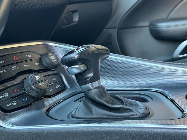 ダッジ・チャレンジャー 　Ｔ／Ａ３９２　新車並行　ワンオーナー　サンルーフ　アダプティブクルーズコントロール　Ｈａｒｍａｎ／Ｋａｒｄｏｎオーディオ　ボンネットピン　専用エアキャッチャー　ホワイトメーター　サテンブラックトップ（77枚目）