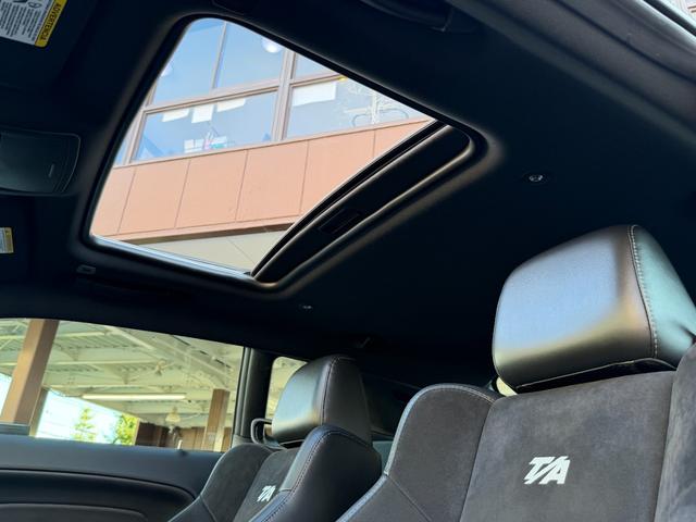 ダッジ・チャレンジャー 　Ｔ／Ａ３９２　新車並行　ワンオーナー　サンルーフ　アダプティブクルーズコントロール　Ｈａｒｍａｎ／Ｋａｒｄｏｎオーディオ　ボンネットピン　専用エアキャッチャー　ホワイトメーター　サテンブラックトップ（80枚目）