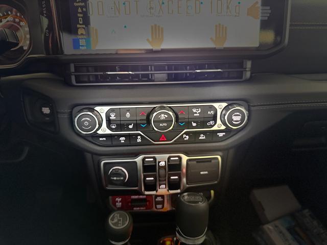 ジープ・ラングラーアンリミテッド 　ルビコン３９２　ファイナルエディション　４１　スカイトップ　ブラックナッパレザーシート　シートヒーター　ステアリングヒーター　アダプティブクルーズコントロール　ファイナルエディション専用バッジ（33枚目）