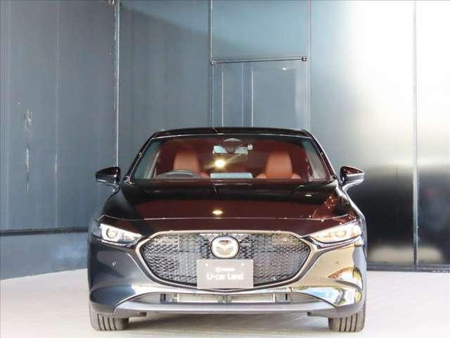 �u�����f�U�C���v�𓥏P�����X�^�C���b�V���ŏ�i�������˔������t�����g�r���[�ł��B�l�C�̃W�F�b�g�u���b�N����萸���ŏd�������ۗ������Ă��܂��B�������ʂŁA���̘Ȃ܂����G�ɂȂ�l�`�y�c�`�R�ł���������