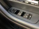 ドアトリムやスイッチ類に至るまで妥協をせず、品質に拘った作り込みが特徴です。ピアノブラックやメッキ部品を多用しています。レザー内張のステッチが目を惹きます