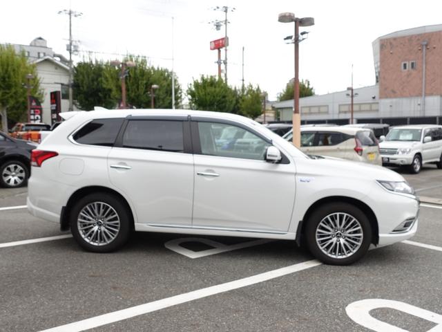アウトランダーＰＨＥＶ Ｇプラスパッケージ　スマホ連携ナビ　マルチアラウンドモニター　パワーバックドア　衝突被害軽減ブレーキ　レーダークルーズ　ハンドルヒーター　ＥＴＣ（6枚目）