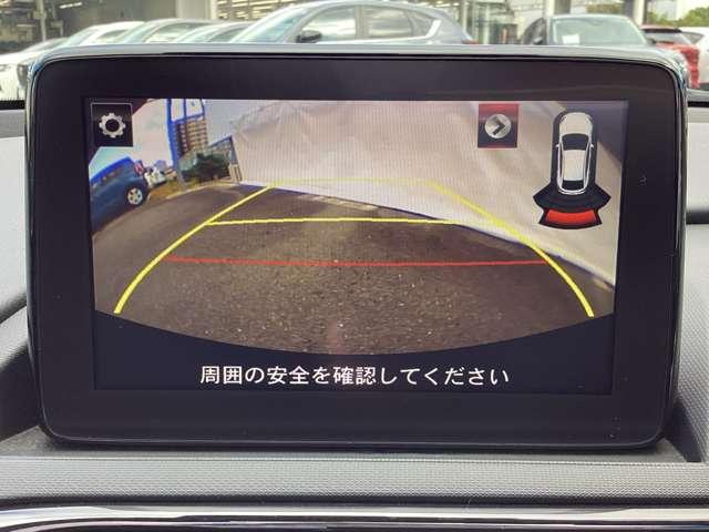 カラーで後方映像をモニターに映し出してくれるので、ショッピングモールのような狭い駐車場であったとしても障害物を見つけ、楽々駐車することができますね。