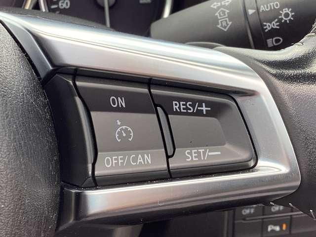 アクセルペダルを踏まなくても車速を約３０から１００ｋｍ／ｈの間に設定できる装置です。高速道路、加速／減速の繰り返しが少ない自動車道などで使用すると、とても快適なドライブができますね♪