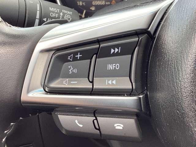 ステアリング左側にはオーディオコントロールスイッチを搭載。走行中でも簡単に音量の上げ下げ、曲の送り戻し、モードの切り替えが可能です。クイックに切り替えてお好みの音楽で楽しいドライブを！