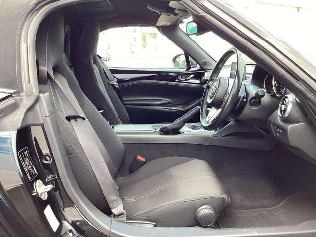 正しい姿勢で運転できるように体幹の腰部をしっかりささえるようデザインされているシートです！素材、シート形状を研究することでフィット感を高めつつ、優れた快適性を実現しています。