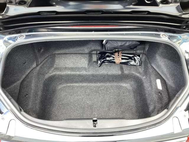 約１２７Ｌ（ＶＤＡ方式）の容量をもつトランクは５５ｃｍ×４０ｃｍ×２２ｃｍサイズのソフトタイプのキャリーバック（航空機持込サイズ）２つを積み込める深さと奥行きを確保しています。