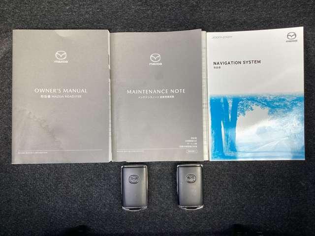 キーを携帯していればリクエストスイッチを押すだけでドアの開錠・施錠が可能です。しかもキーを差し込むことなくエンジンの始動・停止も可能です。取扱説明書・メンテナンスノートが揃っていますので安心です。