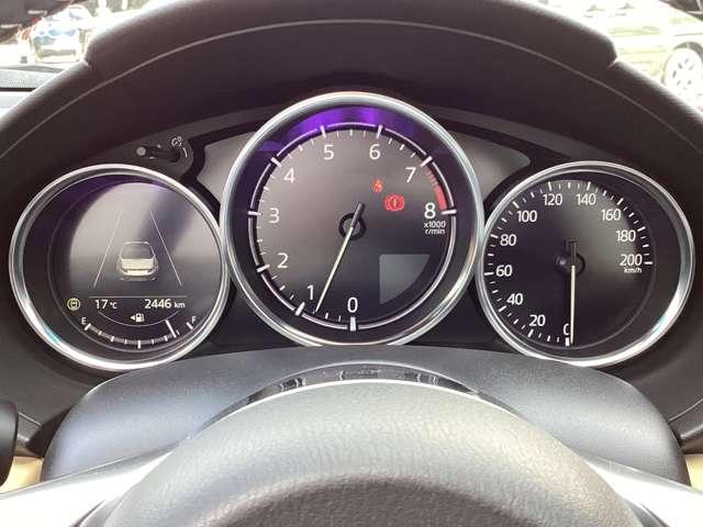 デジタルとアナログがうまく融合しているこのメーターは、視認性も良好であり、ドライバーにとって必要なインフォメーションをわかりやすく伝えてくれます。