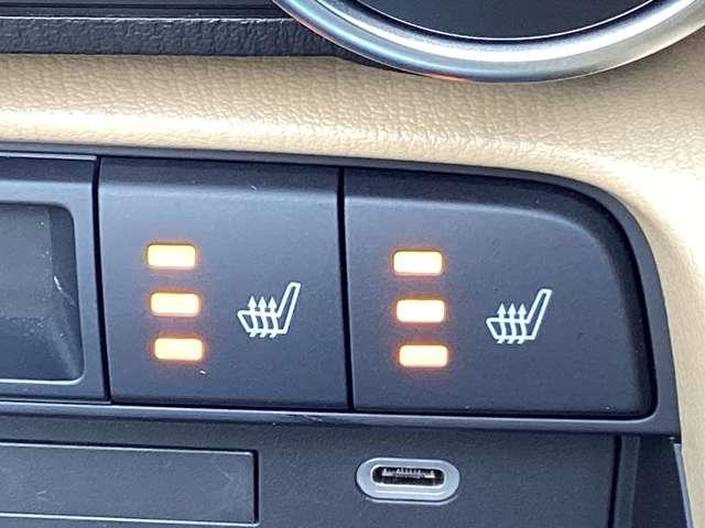 運転席、助手席に３段階調整式シートヒーターを装備。またステアリングにもヒーターを装備。