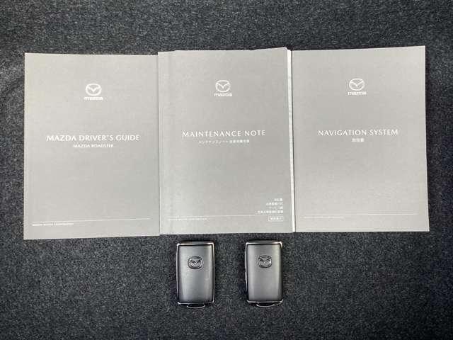 キーを携帯していればリクエストスイッチを押すだけでドアの開錠・施錠が可能です。しかもキーを差し込むことなくエンジンの始動・停止も可能です。取扱説明書・メンテナンスノートが揃っていますので安心です。