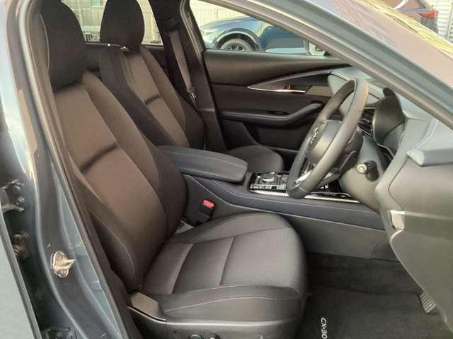 �������p���ŉ^�]�ł���悤�ɑ̊��̍������������肳������悤�f�U�C������Ă���V�[�g�ł��B�f�ށA�V�[�g�`����������邱�ƂŃt�B�b�g�������߂A�D�ꂽ���K�����������Ă��܂��B