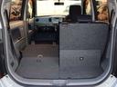 後席を倒すとさらに広々トランクスペースになります。