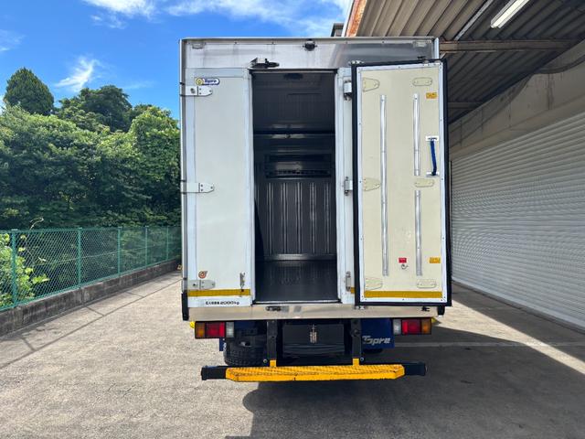 エルフトラック 　２ｔ　冷凍車　冷蔵冷凍車　コンビニ仕様　－５℃設定　東プレ製　ワイドロング　積載量２．０００ｋｇ　床アルミ縞板　ラッシング２段　可動式扉　２層式　２エバ　ＡＴ　オートマ　水抜き穴２か所　サイド扉（8枚目）
