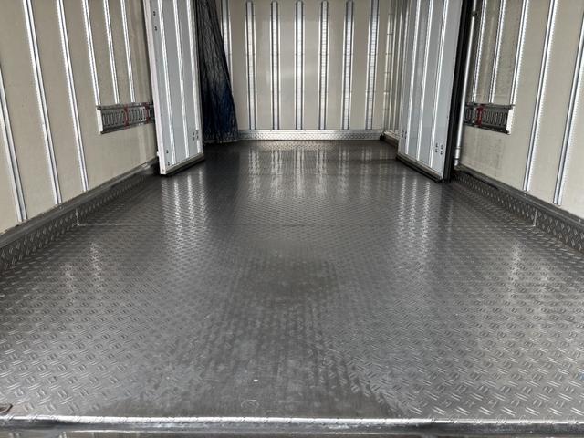 エルフトラック 　２ｔ　冷凍車　冷蔵冷凍車　コンビニ仕様　－５℃設定　東プレ製　ワイドロング　積載量２．０００ｋｇ　床アルミ縞板　ラッシング２段　可動式扉　２層式　２エバ　ＡＴ　オートマ　水抜き穴２か所　サイド扉（15枚目）