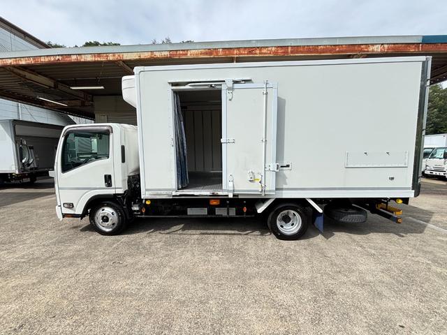 エルフトラック 　２ｔ　冷凍車　冷蔵冷凍車　コンビニ仕様　－５℃設定　東プレ製　ワイドロング　積載量２．０００ｋｇ　床アルミ縞板　ラッシング２段　可動式扉　２層式　２エバ　ＡＴ　オートマ　水抜き穴２か所　サイド扉（26枚目）
