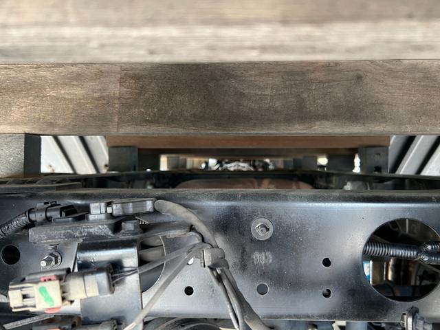 キャンター 　２ｔ　平ボディ　１０尺　準中型　デュオニック　ＡＴ　オートマ　床木材張り　アルミ縞板被せ　バンパーメッキ　コーナーメッキ　グリルメッキ　ミラーメッキ　社外ナビ　ＥＴＣ　ターボ車　積載量１．５００ｋｇ（46枚目）