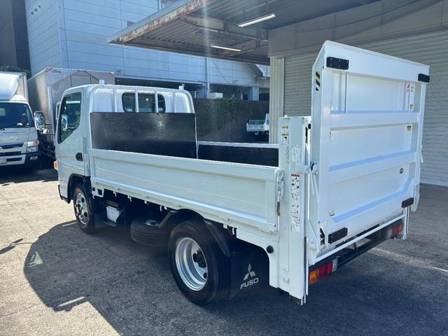キャンター 　２ｔ　平ボディ　垂直パワーゲート　パワーゲート　１０尺　４ナンバー　準中型　積載量２．０００ｋｇ　極東開発製　床木材張り　３方開　デュオニック　ＡＴ　ＥＴＣ　３人乗り　ナビ　車輛総重量４．７７５ｋｇ（7枚目）