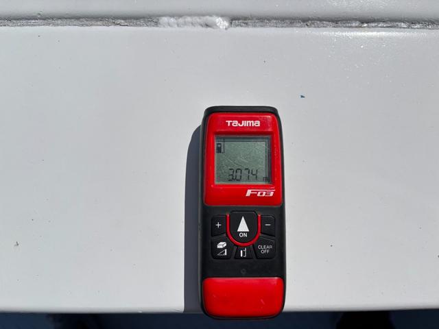 キャンター 　２ｔ　平ボディ　垂直パワーゲート　パワーゲート　１０尺　４ナンバー　準中型　積載量２．０００ｋｇ　極東開発製　床木材張り　３方開　デュオニック　ＡＴ　ＥＴＣ　３人乗り　ナビ　車輛総重量４．７７５ｋｇ（12枚目）