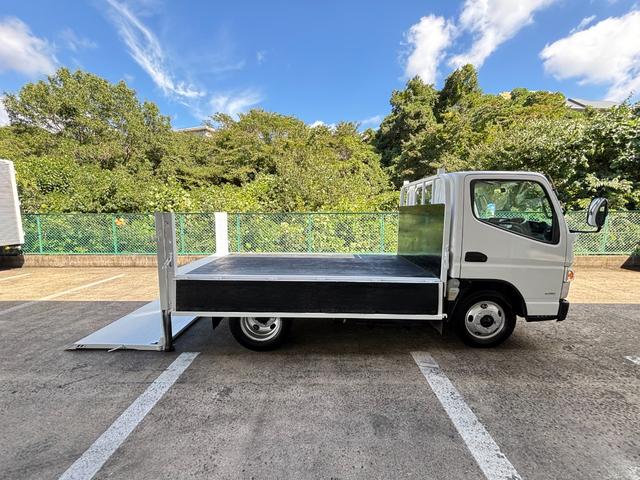 キャンター 　２ｔ　平ボディ　垂直パワーゲート　パワーゲート　１０尺　４ナンバー　準中型　積載量２．０００ｋｇ　極東開発製　床木材張り　３方開　デュオニック　ＡＴ　ＥＴＣ　３人乗り　ナビ　車輛総重量４．７７５ｋｇ（25枚目）