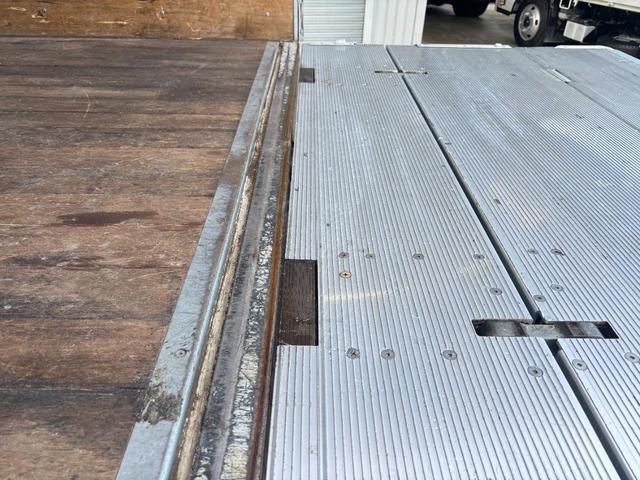 キャンター 　３ｔ　アルミバン　ワイドロング　パワーゲート　格納パワーゲート　ラッシング２段　床木材張り　サイドスライド扉　デュオニック　ＥＴＣ　バックモニター　積載量２．９００ｋｇ　車検Ｒ７年１２月１０日迄　ＡＴ（12枚目）