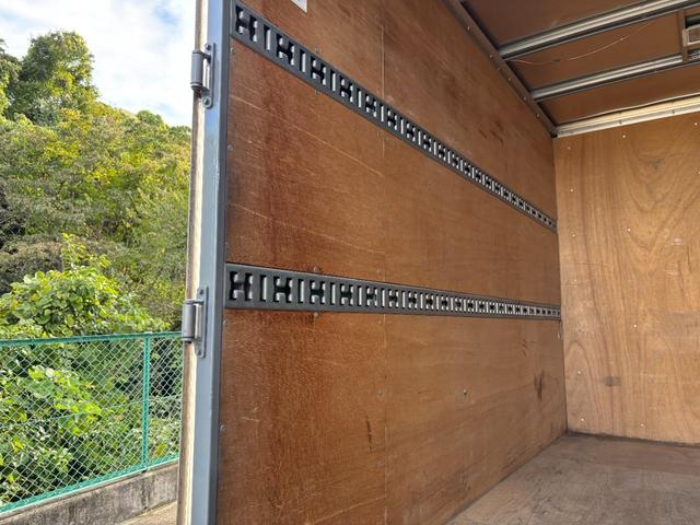 キャンター 　２ｔ　アルミバン　パネルバン　ドライバン　準中型　１０尺　内高２０８ｃｍ　ラッシング２段　９０度ストッパー　積載量２．０００ｋｇ　デュオニック　オートマ　ＡＴ　社外ナビ　バックカメラ　ＥＴＣ　カスタム（11枚目）