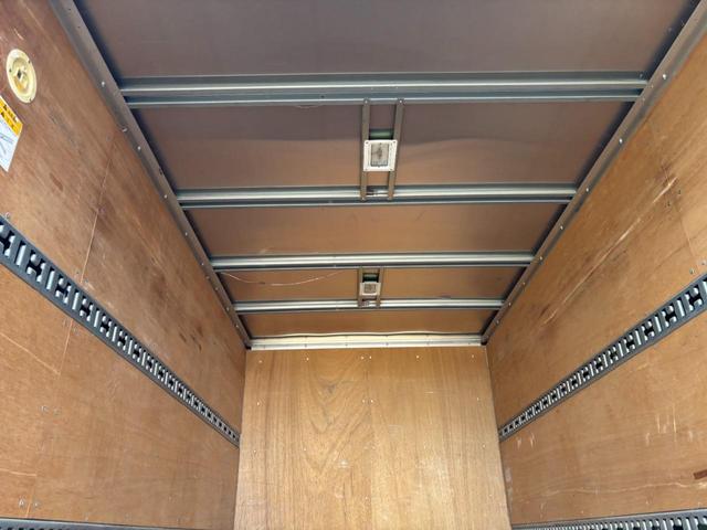 キャンター 　２ｔ　アルミバン　パネルバン　ドライバン　準中型　１０尺　内高２０８ｃｍ　ラッシング２段　９０度ストッパー　積載量２．０００ｋｇ　デュオニック　オートマ　ＡＴ　社外ナビ　バックカメラ　ＥＴＣ　カスタム（12枚目）