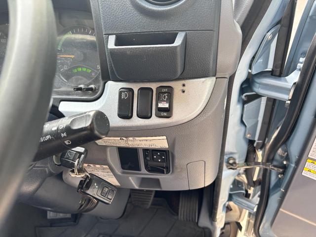 キャンター 　２ｔ　アルミバン　パネルバン　ドライバン　準中型　１０尺　内高２０８ｃｍ　ラッシング２段　９０度ストッパー　積載量２．０００ｋｇ　デュオニック　オートマ　ＡＴ　社外ナビ　バックカメラ　ＥＴＣ　カスタム（27枚目）