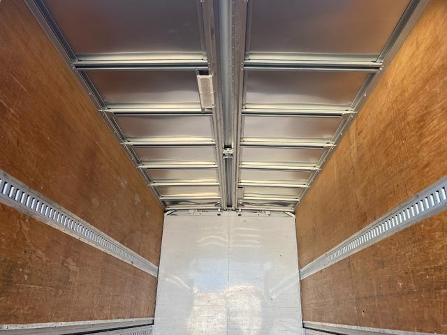 キャンター 　３ｔ　アルミウイング　ウイング　ワイドロング　内高２１４ｃｍ　床木材張り　ラッシング２段　内フック　積載量３．０００ｋｇ　ミッション　ＥＴＣ　バックモニター　ドライブレコーダー　ＣＵＳＴＯＭ　５ＭＴ（10枚目）