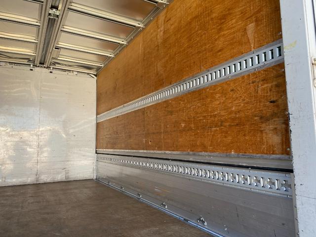 キャンター 　３ｔ　アルミウイング　ウイング　ワイドロング　内高２１４ｃｍ　床木材張り　ラッシング２段　内フック　積載量３．０００ｋｇ　ミッション　ＥＴＣ　バックモニター　ドライブレコーダー　ＣＵＳＴＯＭ　５ＭＴ（11枚目）