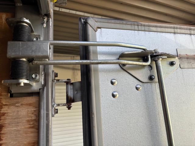 トヨエース 　２ｔ　アルミバン　バン　準中型　１０尺　ショートボディ　９０度ストッパー　ラッシング１段　サイドスライド扉　床木材張り　内高２１６ｃｍ　ＥＴＣ　バックモニター　社外ナビ　積載量２．０００ｋｇ　ＡＴ（9枚目）