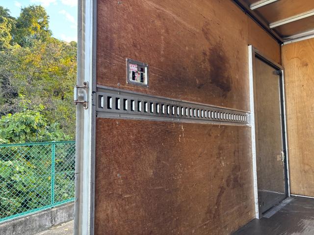 トヨエース 　２ｔ　アルミバン　バン　準中型　１０尺　ショートボディ　９０度ストッパー　ラッシング１段　サイドスライド扉　床木材張り　内高２１６ｃｍ　ＥＴＣ　バックモニター　社外ナビ　積載量２．０００ｋｇ　ＡＴ（11枚目）