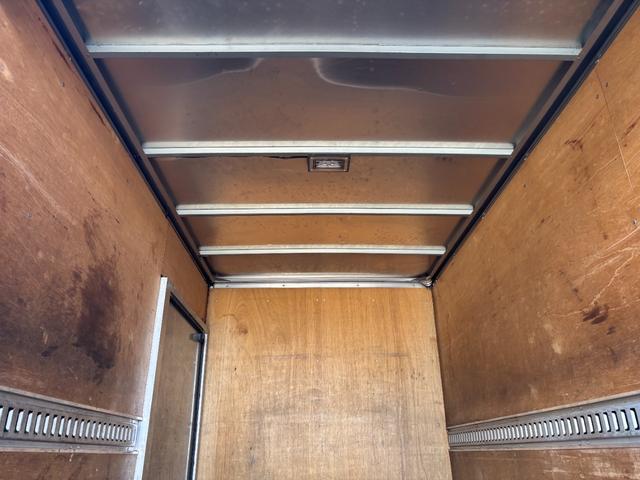 トヨエース 　２ｔ　アルミバン　バン　準中型　１０尺　ショートボディ　９０度ストッパー　ラッシング１段　サイドスライド扉　床木材張り　内高２１６ｃｍ　ＥＴＣ　バックモニター　社外ナビ　積載量２．０００ｋｇ　ＡＴ（12枚目）