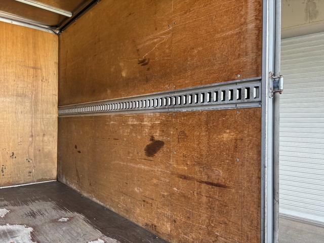 トヨエース 　２ｔ　アルミバン　バン　準中型　１０尺　ショートボディ　９０度ストッパー　ラッシング１段　サイドスライド扉　床木材張り　内高２１６ｃｍ　ＥＴＣ　バックモニター　社外ナビ　積載量２．０００ｋｇ　ＡＴ（13枚目）