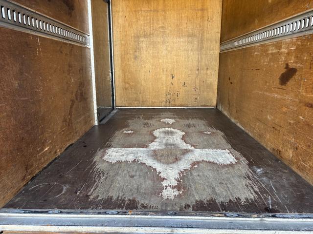 トヨエース 　２ｔ　アルミバン　バン　準中型　１０尺　ショートボディ　９０度ストッパー　ラッシング１段　サイドスライド扉　床木材張り　内高２１６ｃｍ　ＥＴＣ　バックモニター　社外ナビ　積載量２．０００ｋｇ　ＡＴ（14枚目）