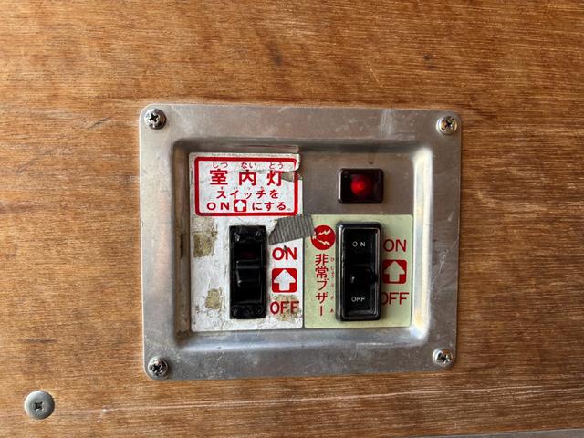 トヨエース 　２ｔ　アルミバン　バン　準中型　１０尺　ショートボディ　９０度ストッパー　ラッシング１段　サイドスライド扉　床木材張り　内高２１６ｃｍ　ＥＴＣ　バックモニター　社外ナビ　積載量２．０００ｋｇ　ＡＴ（15枚目）