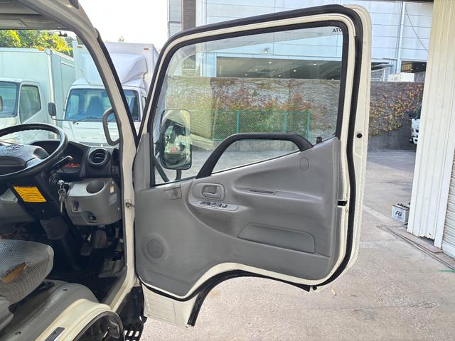 トヨエース 　２ｔ　アルミバン　バン　準中型　１０尺　ショートボディ　９０度ストッパー　ラッシング１段　サイドスライド扉　床木材張り　内高２１６ｃｍ　ＥＴＣ　バックモニター　社外ナビ　積載量２．０００ｋｇ　ＡＴ（25枚目）
