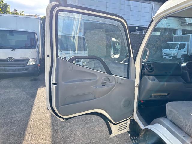 トヨエース 　２ｔ　アルミバン　バン　準中型　１０尺　ショートボディ　９０度ストッパー　ラッシング１段　サイドスライド扉　床木材張り　内高２１６ｃｍ　ＥＴＣ　バックモニター　社外ナビ　積載量２．０００ｋｇ　ＡＴ（39枚目）