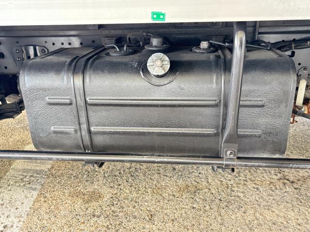 トヨエース 　２ｔ　アルミバン　バン　準中型　１０尺　ショートボディ　９０度ストッパー　ラッシング１段　サイドスライド扉　床木材張り　内高２１６ｃｍ　ＥＴＣ　バックモニター　社外ナビ　積載量２．０００ｋｇ　ＡＴ（48枚目）