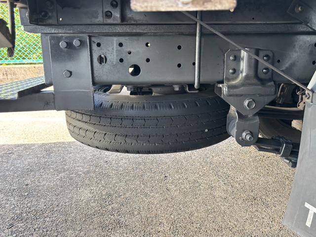 トヨエース 　２ｔ　アルミバン　バン　準中型　１０尺　ショートボディ　９０度ストッパー　ラッシング１段　サイドスライド扉　床木材張り　内高２１６ｃｍ　ＥＴＣ　バックモニター　社外ナビ　積載量２．０００ｋｇ　ＡＴ（49枚目）