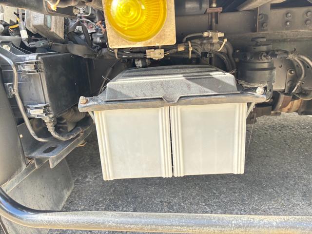 トヨエース 　２ｔ　アルミバン　バン　準中型　１０尺　ショートボディ　９０度ストッパー　ラッシング１段　サイドスライド扉　床木材張り　内高２１６ｃｍ　ＥＴＣ　バックモニター　社外ナビ　積載量２．０００ｋｇ　ＡＴ（54枚目）