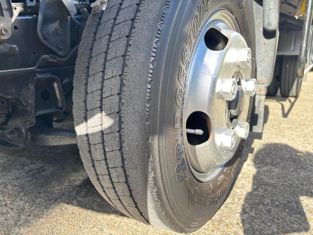 トヨエース 　２ｔ　アルミバン　バン　準中型　１０尺　ショートボディ　９０度ストッパー　ラッシング１段　サイドスライド扉　床木材張り　内高２１６ｃｍ　ＥＴＣ　バックモニター　社外ナビ　積載量２．０００ｋｇ　ＡＴ（55枚目）