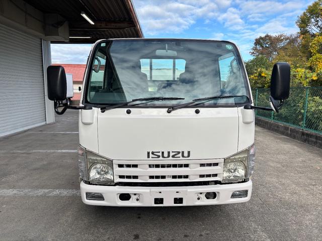 エルフトラック 2t 平ボディ 垂直パワーゲート パワーゲート 準中型 3方開 床鉄板張り ロープ通し穴 積載量2.000kg オートマ AT ショートボディ 10尺 4ナンバー ターボ車 新明和製 電動格納ミラー(3枚目)