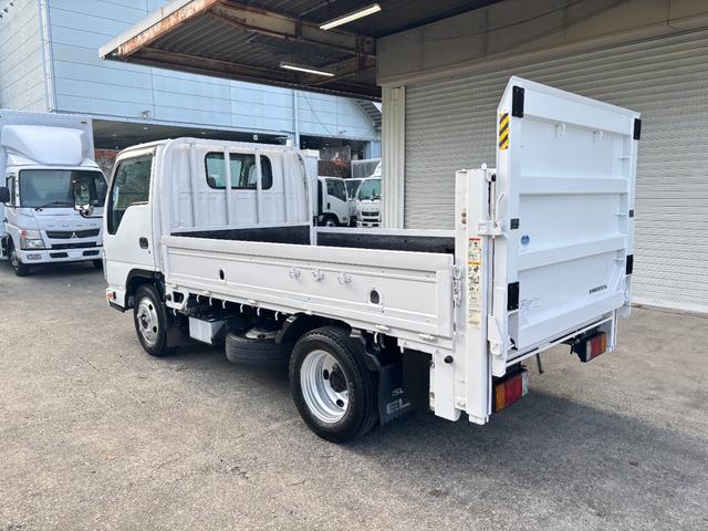 エルフトラック 2t 平ボディ 垂直パワーゲート パワーゲート 準中型 3方開 床鉄板張り ロープ通し穴 積載量2.000kg オートマ AT ショートボディ 10尺 4ナンバー ターボ車 新明和製 電動格納ミラー(7枚目)