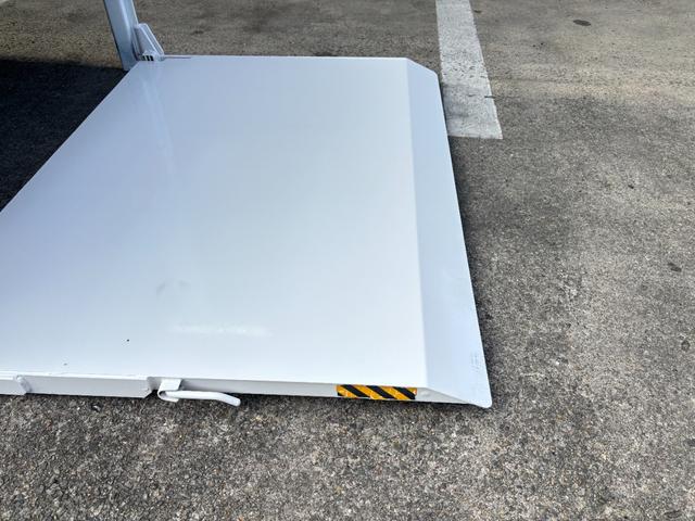 エルフトラック 2t 平ボディ 垂直パワーゲート パワーゲート 準中型 3方開 床鉄板張り ロープ通し穴 積載量2.000kg オートマ AT ショートボディ 10尺 4ナンバー ターボ車 新明和製 電動格納ミラー(10枚目)