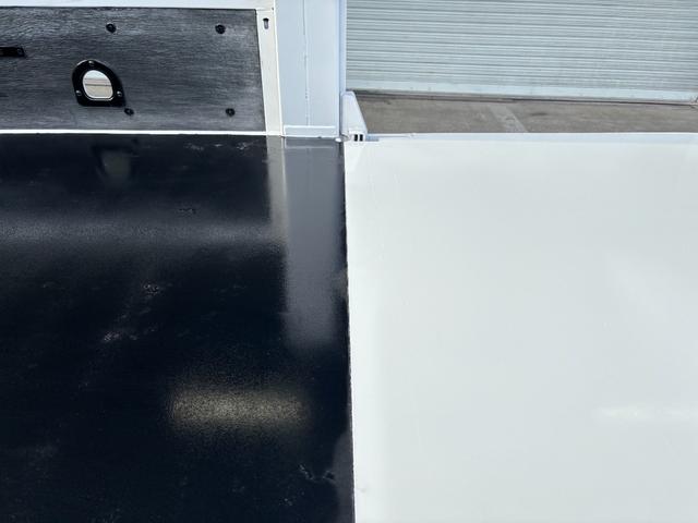 エルフトラック 2t 平ボディ 垂直パワーゲート パワーゲート 準中型 3方開 床鉄板張り ロープ通し穴 積載量2.000kg オートマ AT ショートボディ 10尺 4ナンバー ターボ車 新明和製 電動格納ミラー(11枚目)