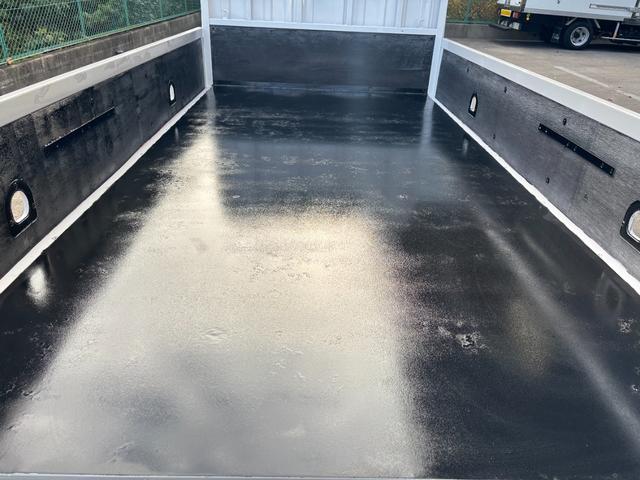 エルフトラック 2t 平ボディ 垂直パワーゲート パワーゲート 準中型 3方開 床鉄板張り ロープ通し穴 積載量2.000kg オートマ AT ショートボディ 10尺 4ナンバー ターボ車 新明和製 電動格納ミラー(12枚目)