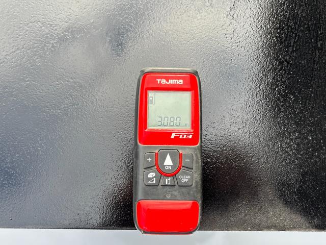 エルフトラック 2t 平ボディ 垂直パワーゲート パワーゲート 準中型 3方開 床鉄板張り ロープ通し穴 積載量2.000kg オートマ AT ショートボディ 10尺 4ナンバー ターボ車 新明和製 電動格納ミラー(13枚目)